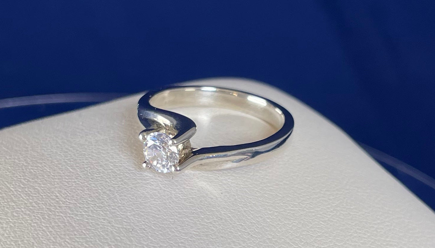 Brilliant Cut Cubic Zirconia Twist Shoulder Ring