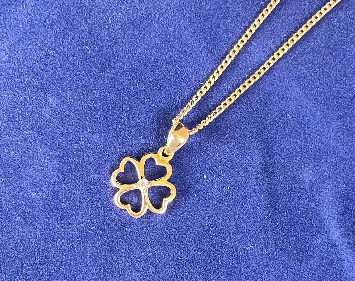 9ct Yellow Gold Clover Pendant with Diamond Chip