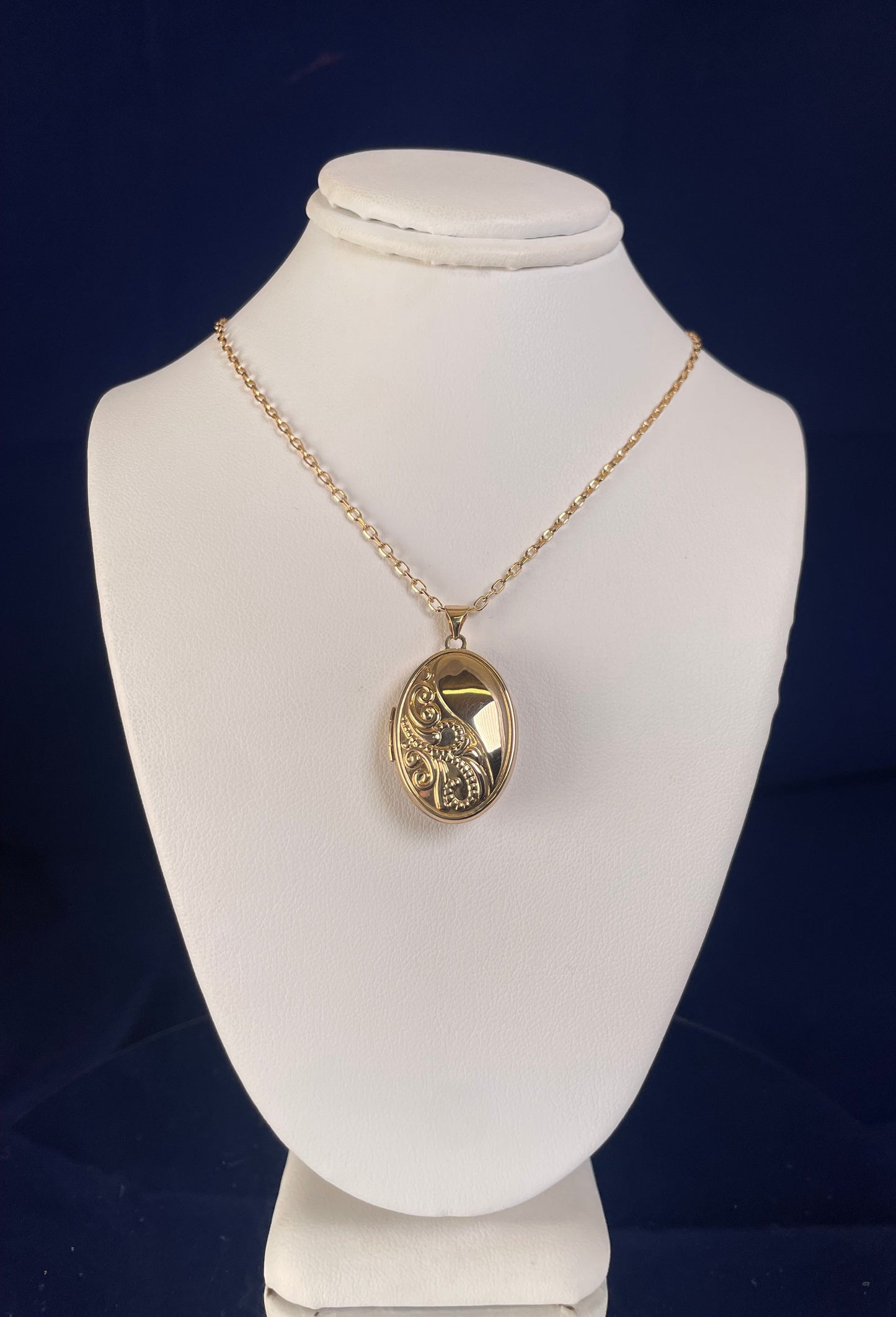 9ct Yellow Gold Oval Patterned Locket