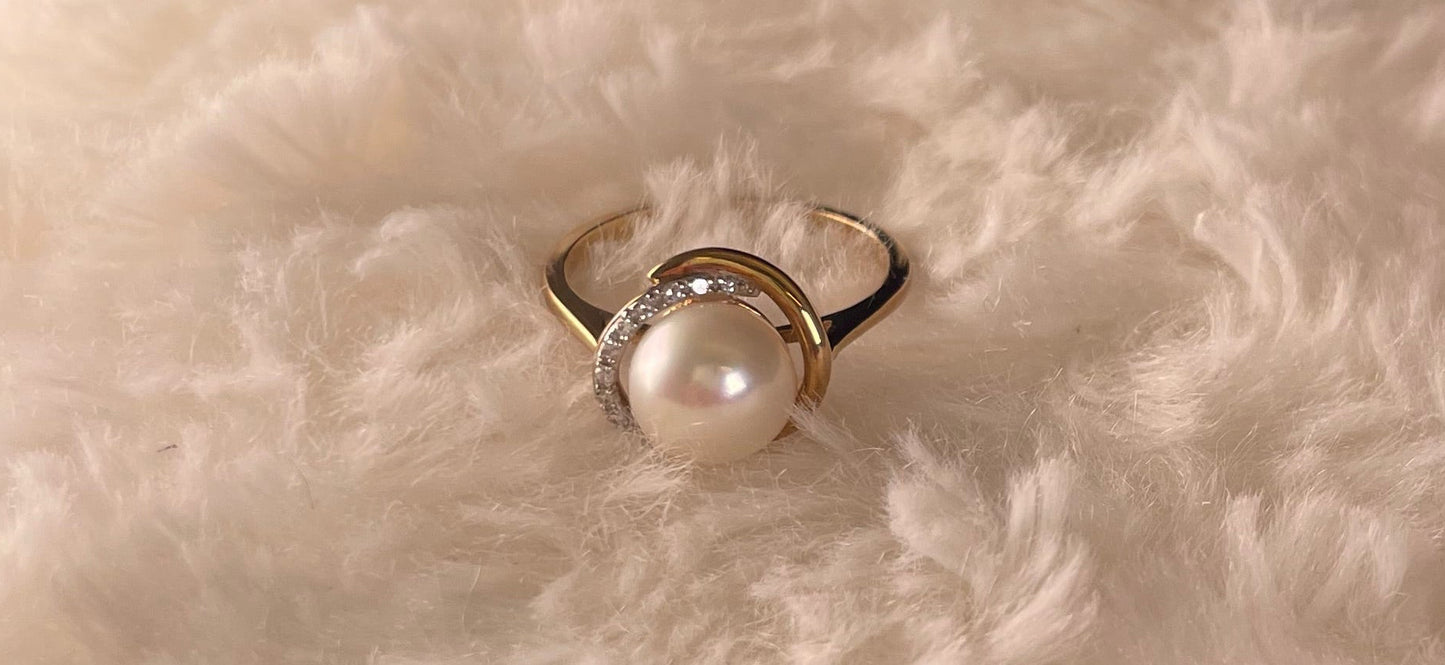 9ct Yellow Gold Freshwater Cultured Pearl Dress Ring with Diamond Knot Setting