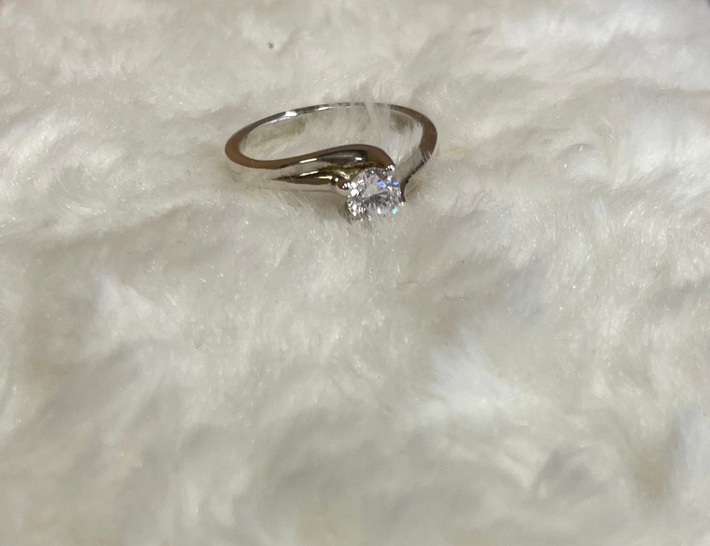 Rhodium-Plated Silver Brilliant Cut Cubic Zirconia Twist Shoulder Ring