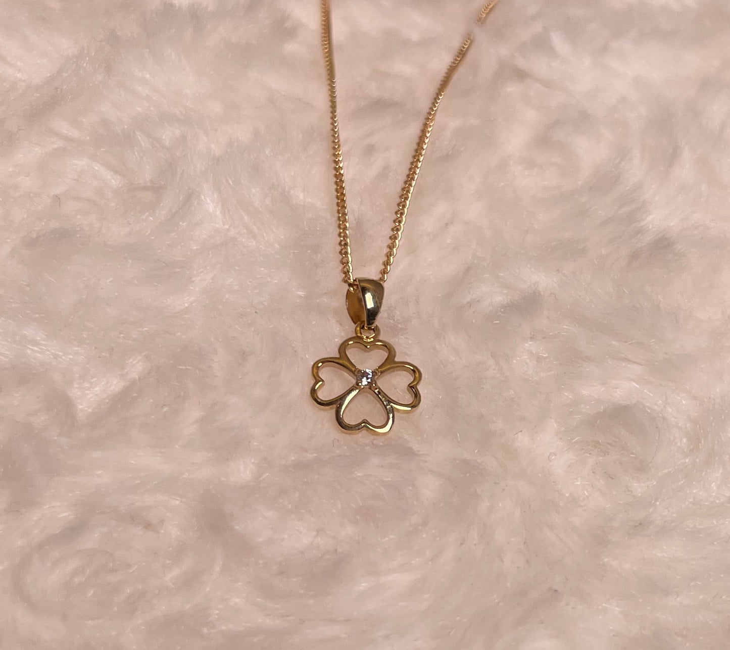 9ct Yellow Gold Clover Pendant with Diamond Chip
