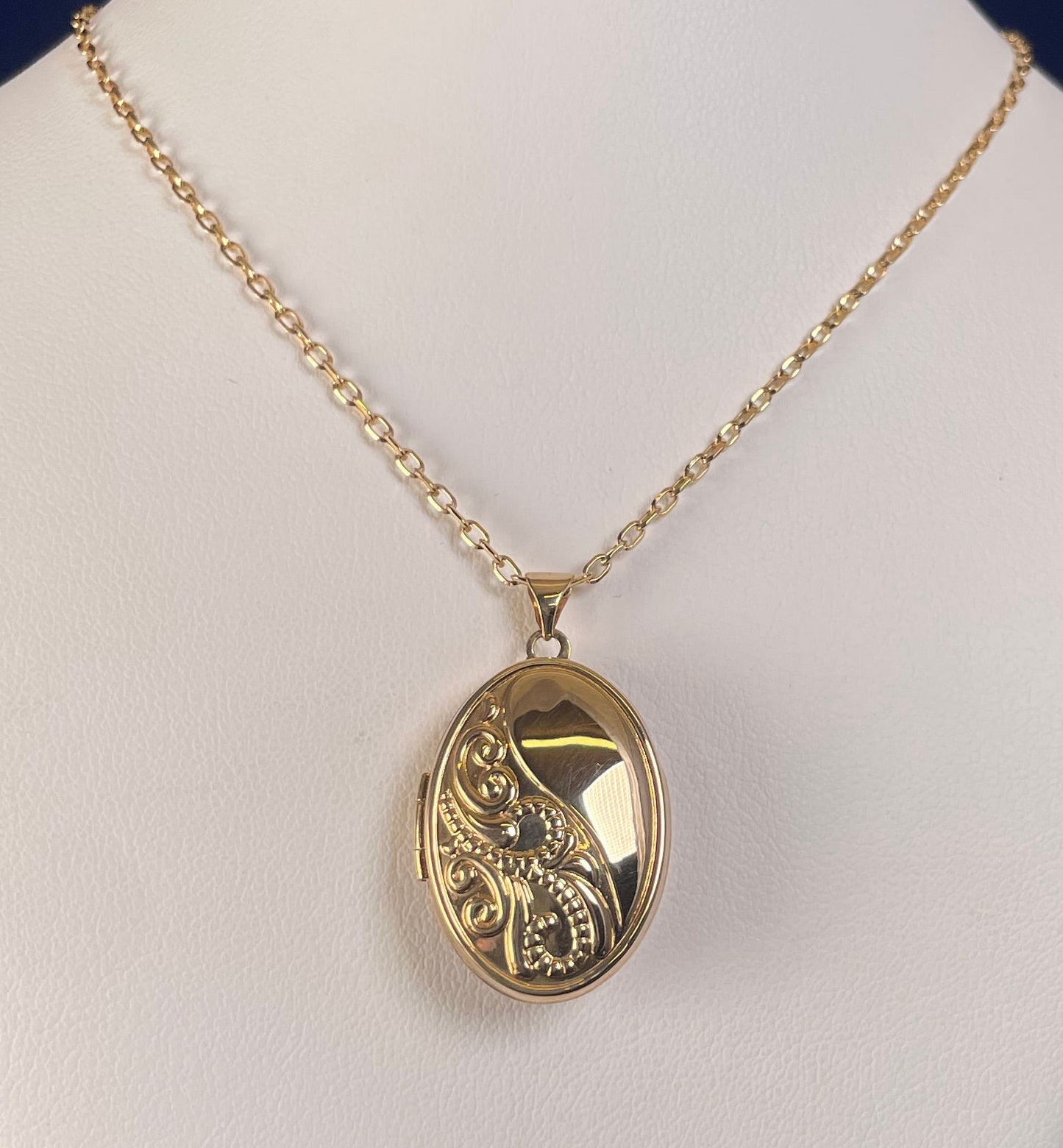 9ct Yellow Gold Oval Patterned Locket