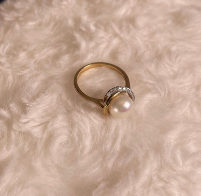 9ct Yellow Gold Freshwater Cultured Pearl Dress Ring with Diamond Knot Setting