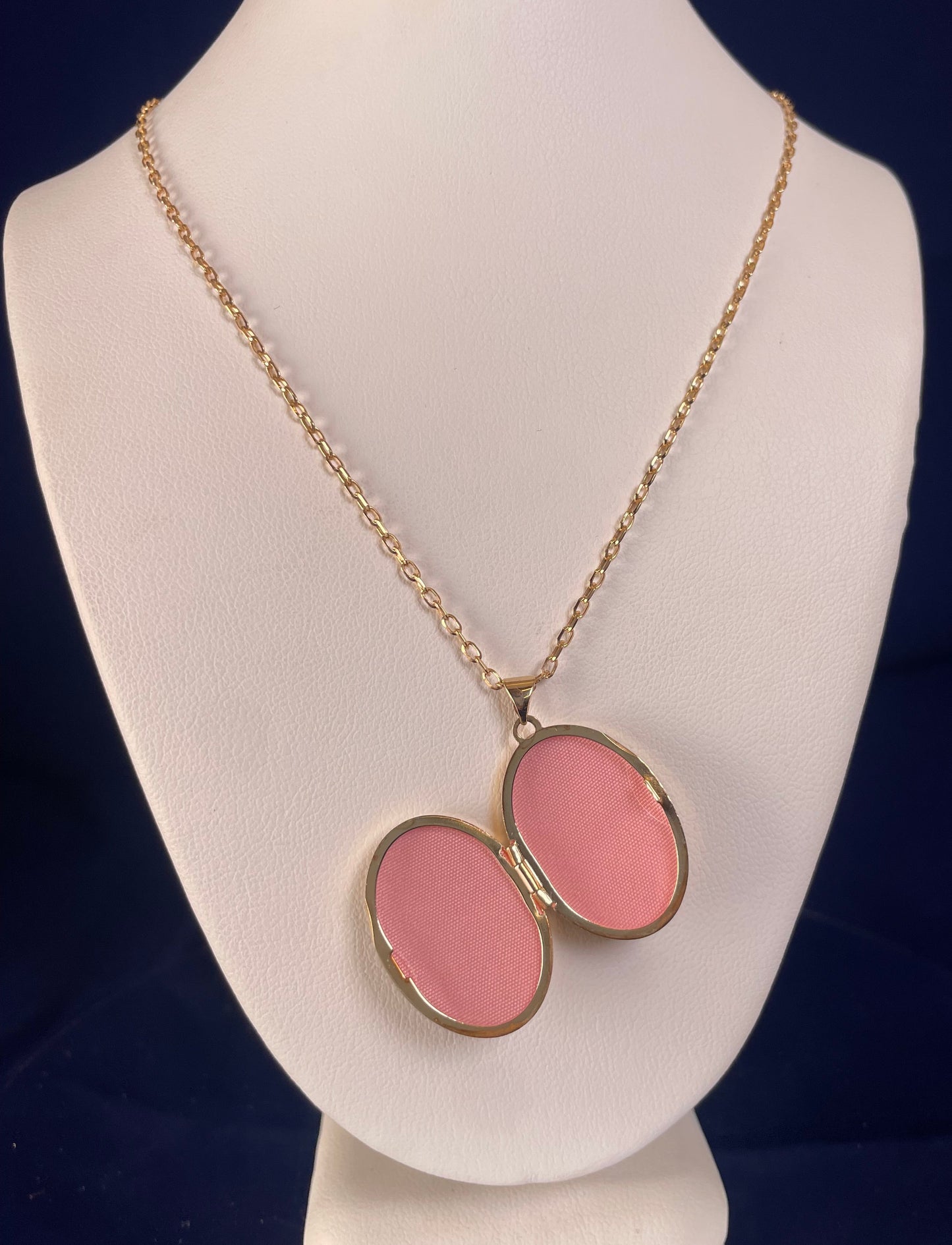 9ct Yellow Gold Oval Patterned Locket