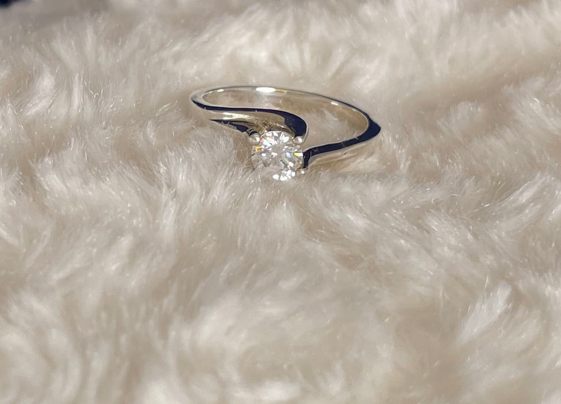 Rhodium-Plated Silver Brilliant Cut Cubic Zirconia Twist Shoulder Ring