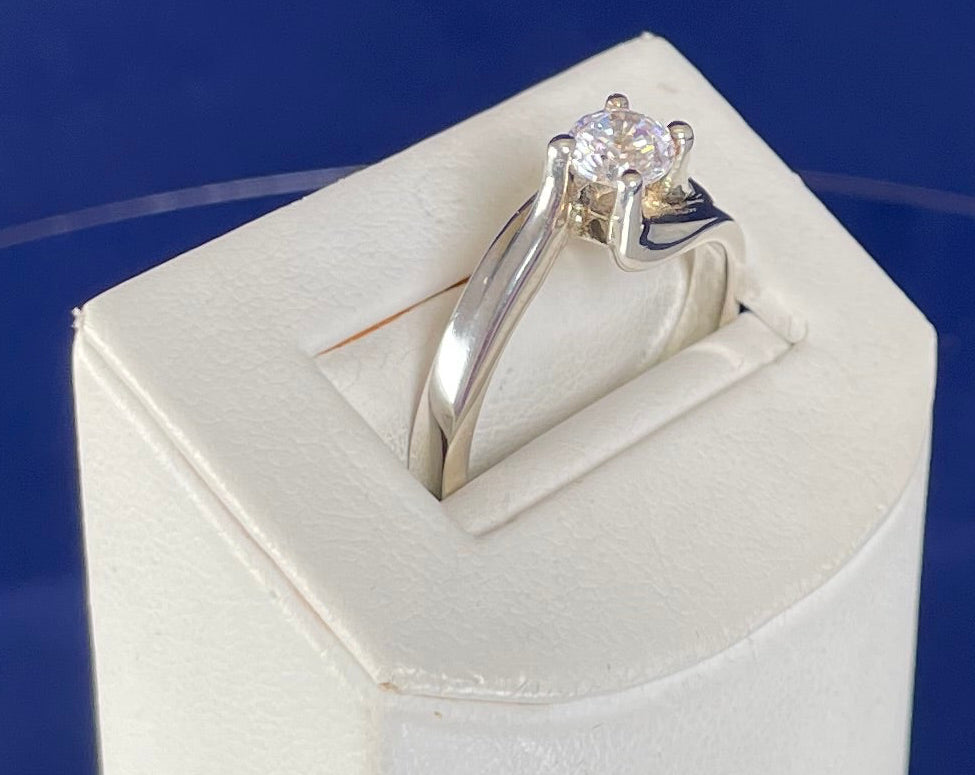 Brilliant Cut Cubic Zirconia Twist Shoulder Ring