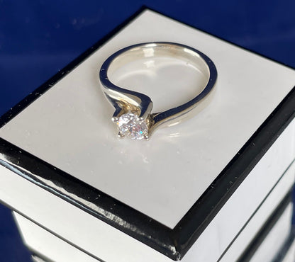 Rhodium-Plated Silver Brilliant Cut Cubic Zirconia Twist Shoulder Ring