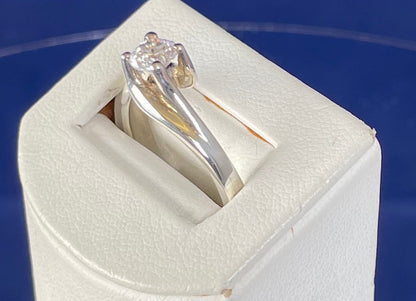 Brilliant Cut Cubic Zirconia Twist Shoulder Ring