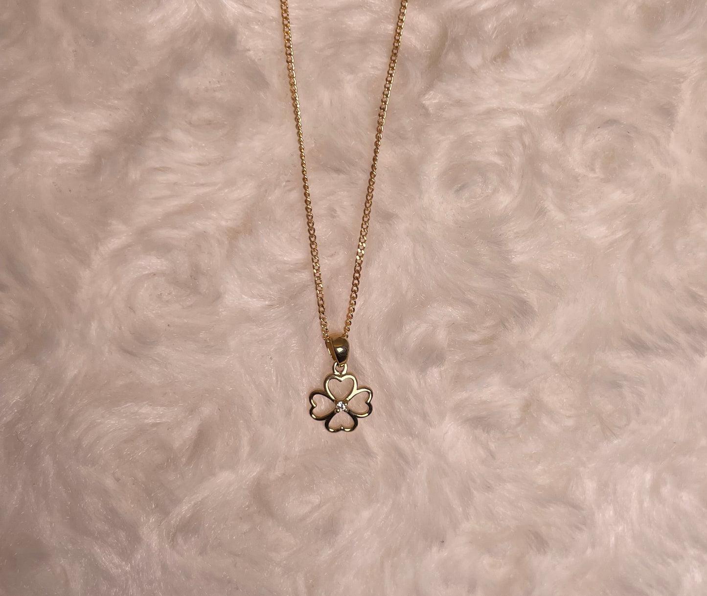 9ct Yellow Gold Clover Pendant with Diamond Chip