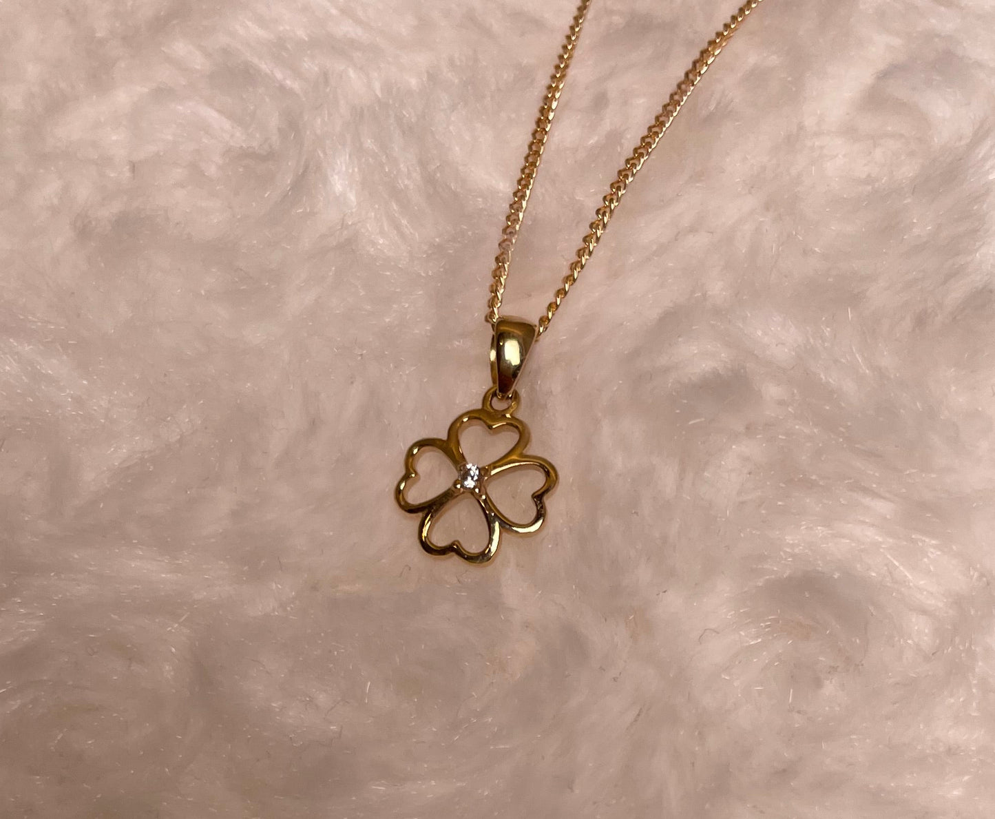 9ct Yellow Gold Clover Pendant with Diamond Chip