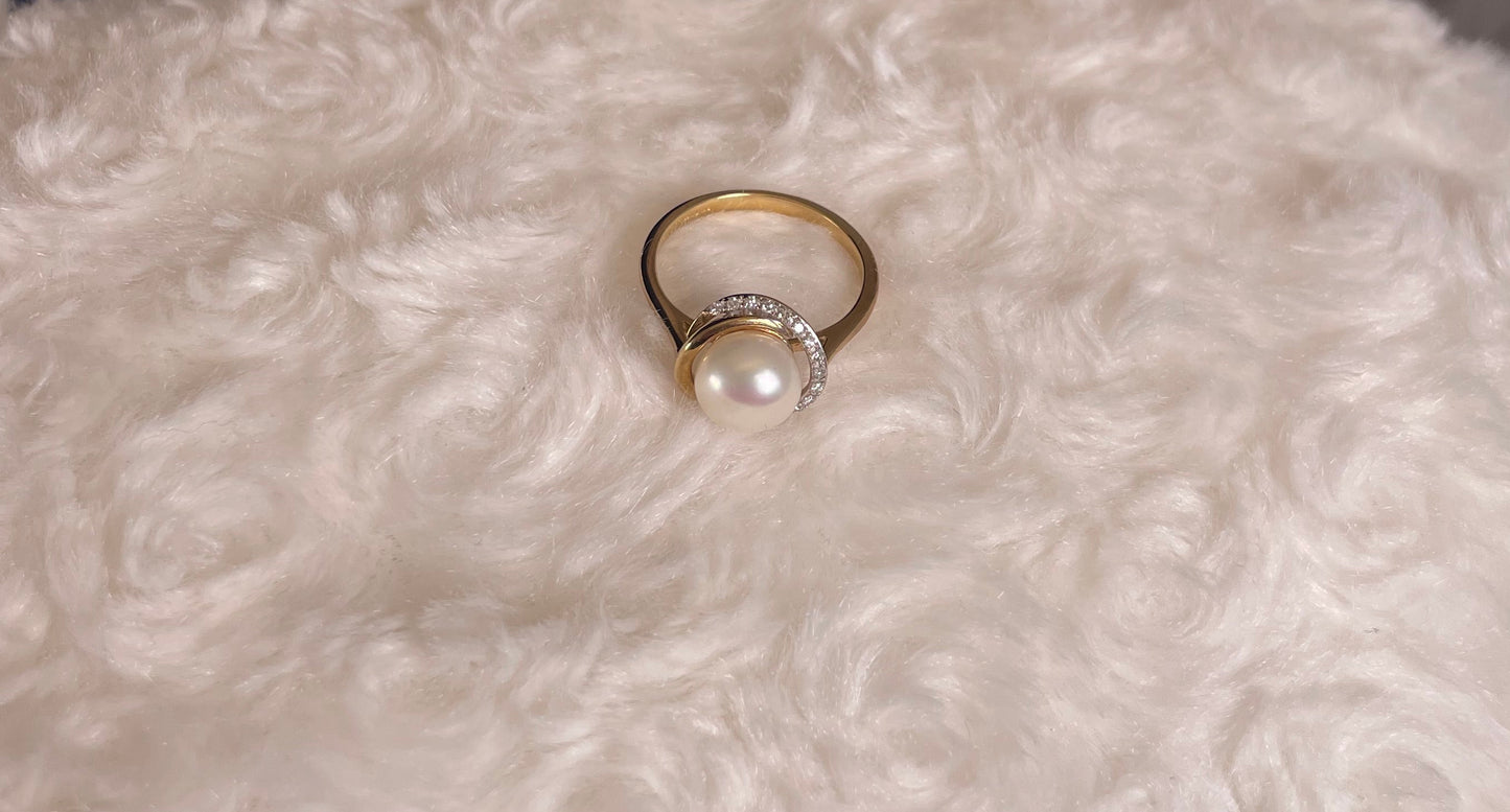 9ct Yellow Gold Fresh Water Cultured Pearl Dress Ring with Diamond Knot Setting