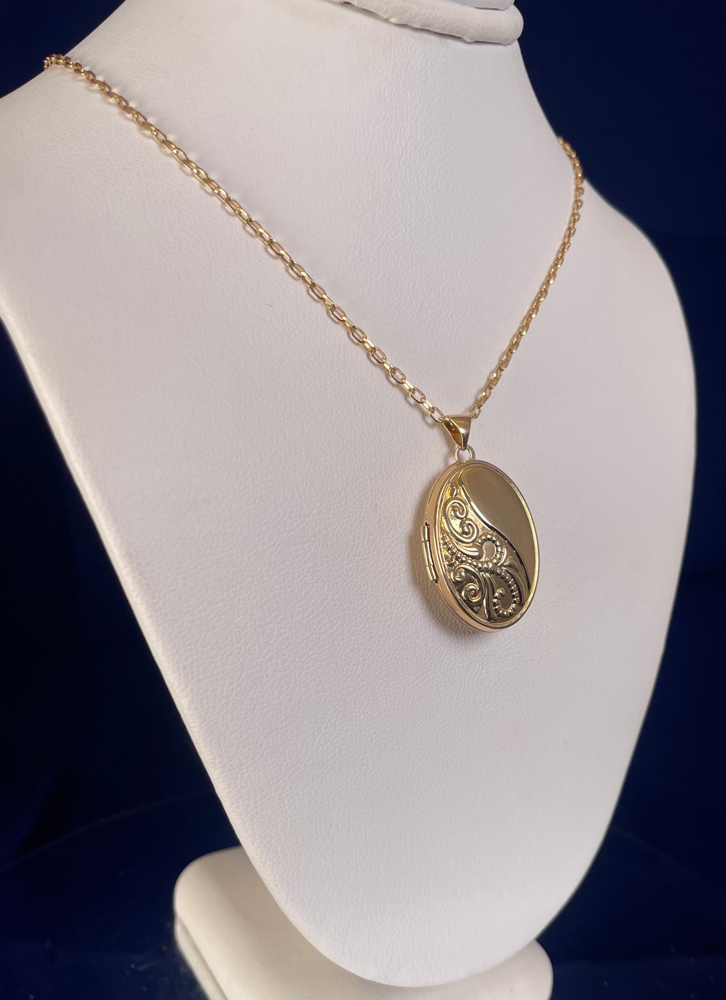 9ct Yellow Gold Oval Patterned Locket