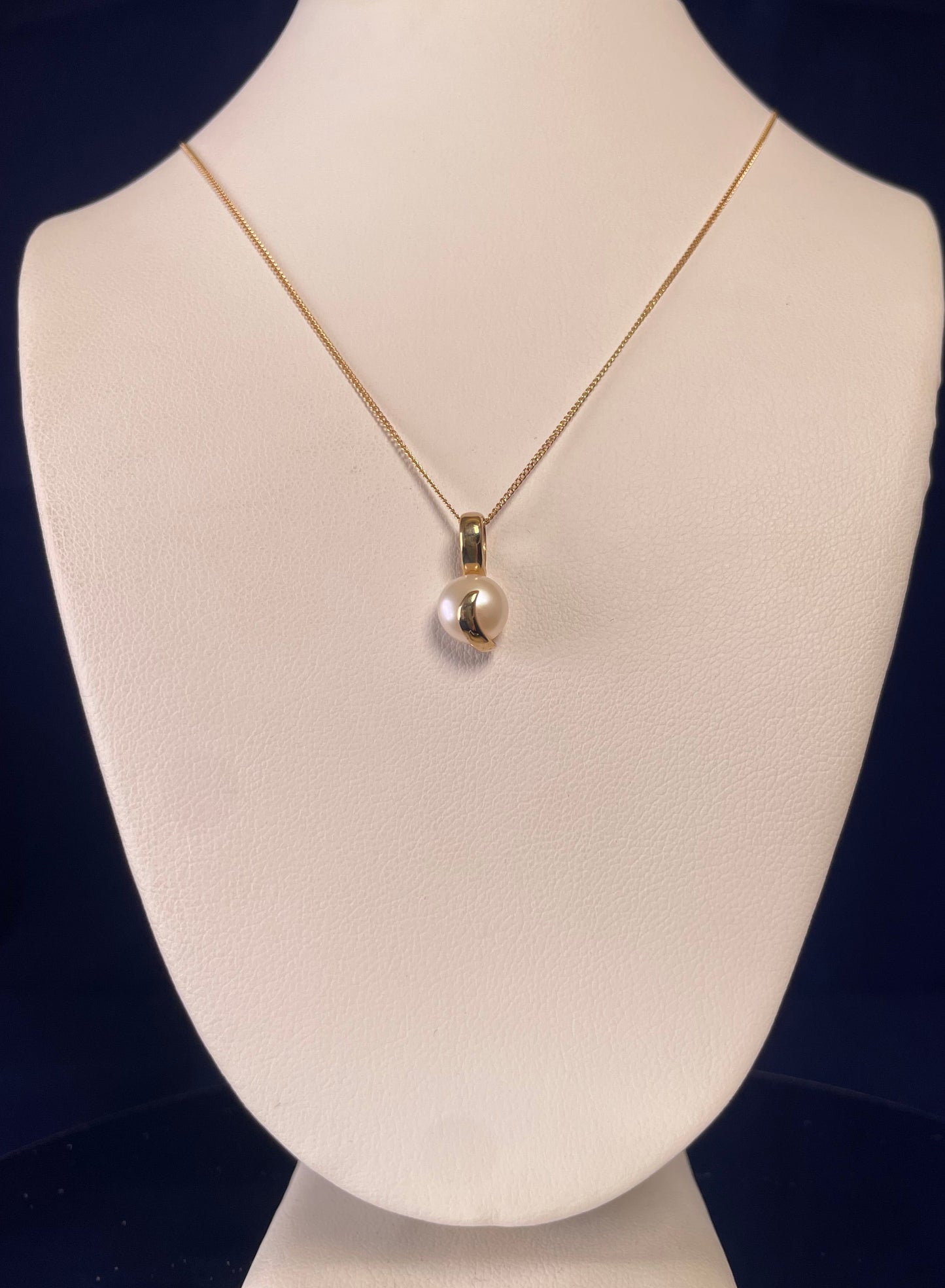 9ct Yellow Gold Freshwater Pearl Pendant Necklace