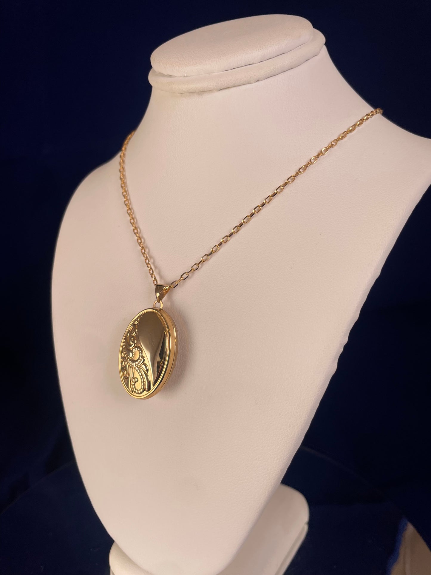 9ct Yellow Gold Oval Patterned Locket