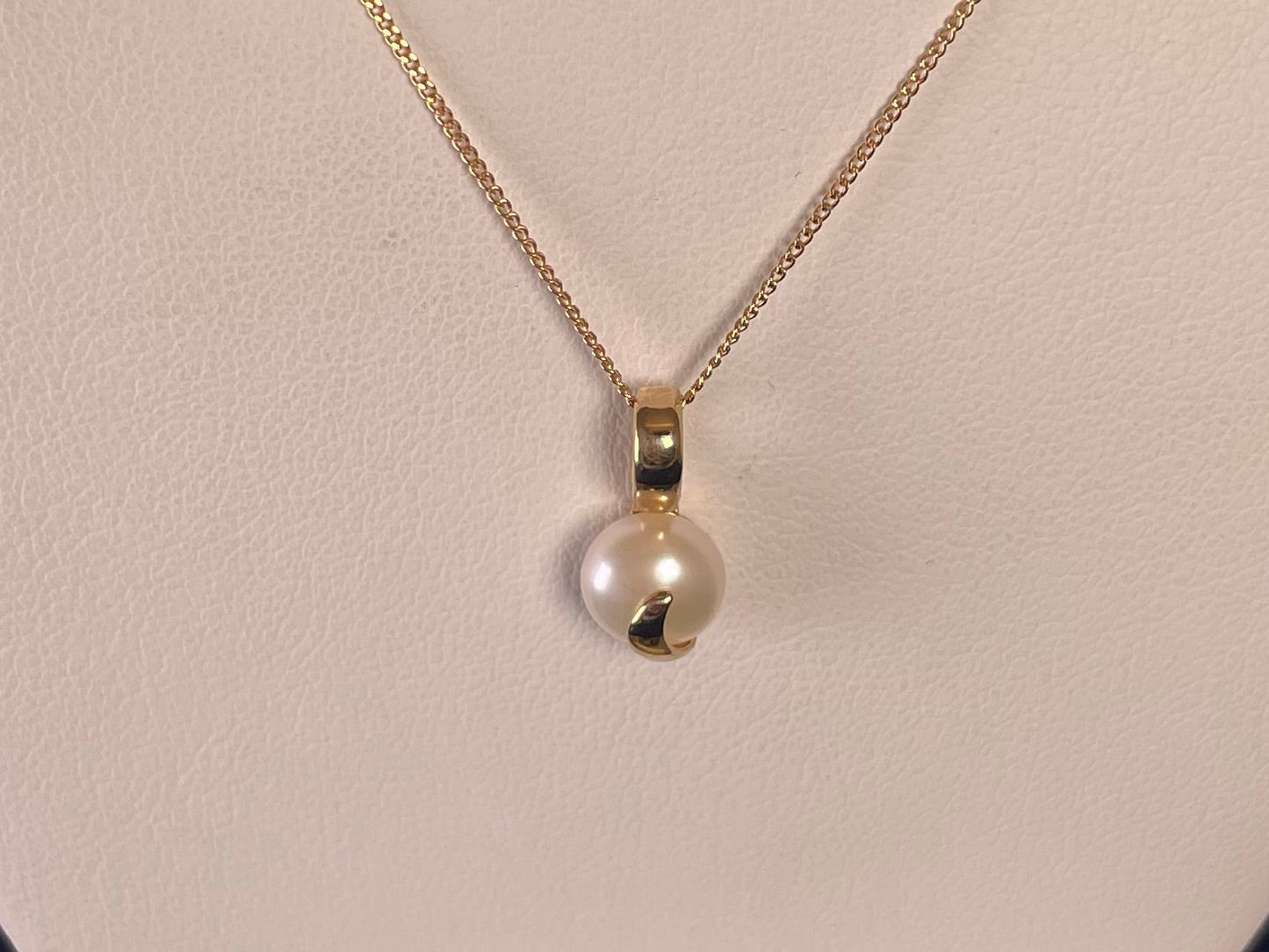 9ct Yellow Gold Freshwater Pearl Pendant Necklace
