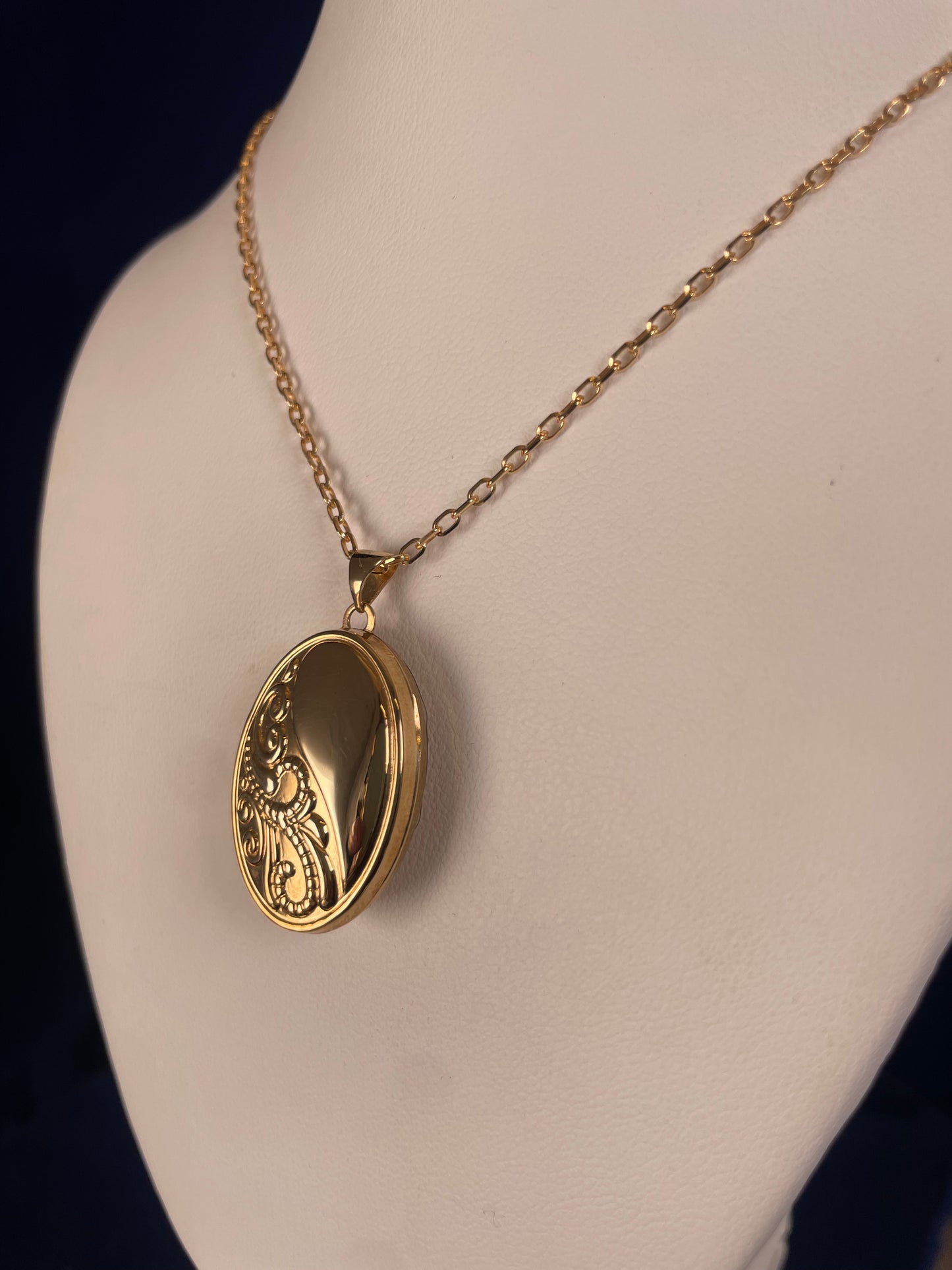 9ct Yellow Gold Oval Patterned Locket