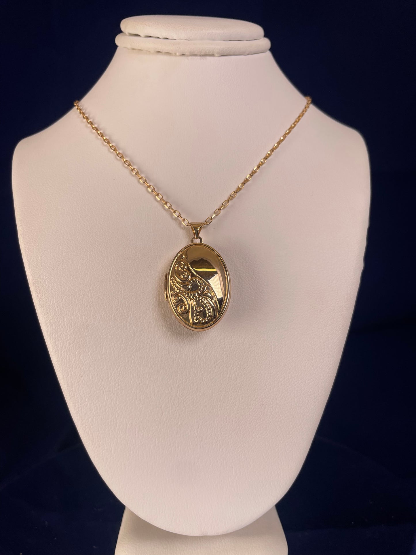 9ct Yellow Gold Oval Patterned Locket