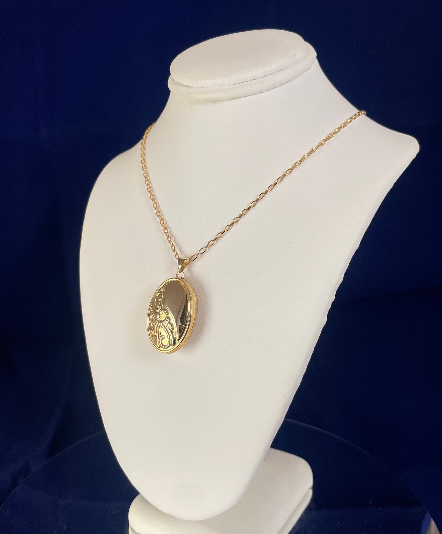 9ct Yellow Gold Oval Patterned Locket