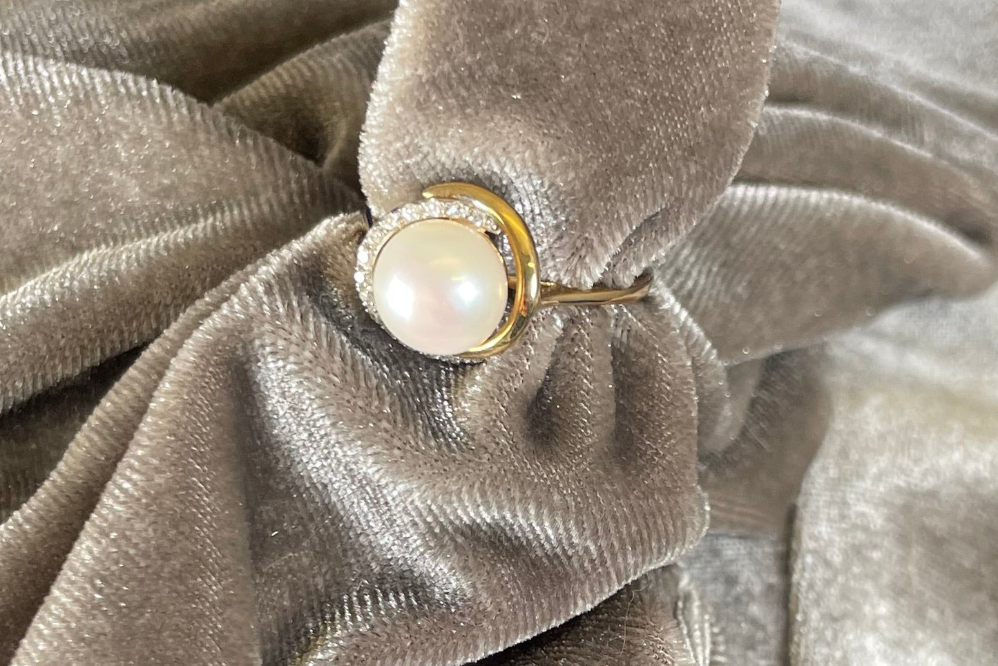 9ct Yellow Gold Fresh Water Cultured Pearl Dress Ring with Diamond Knot Setting