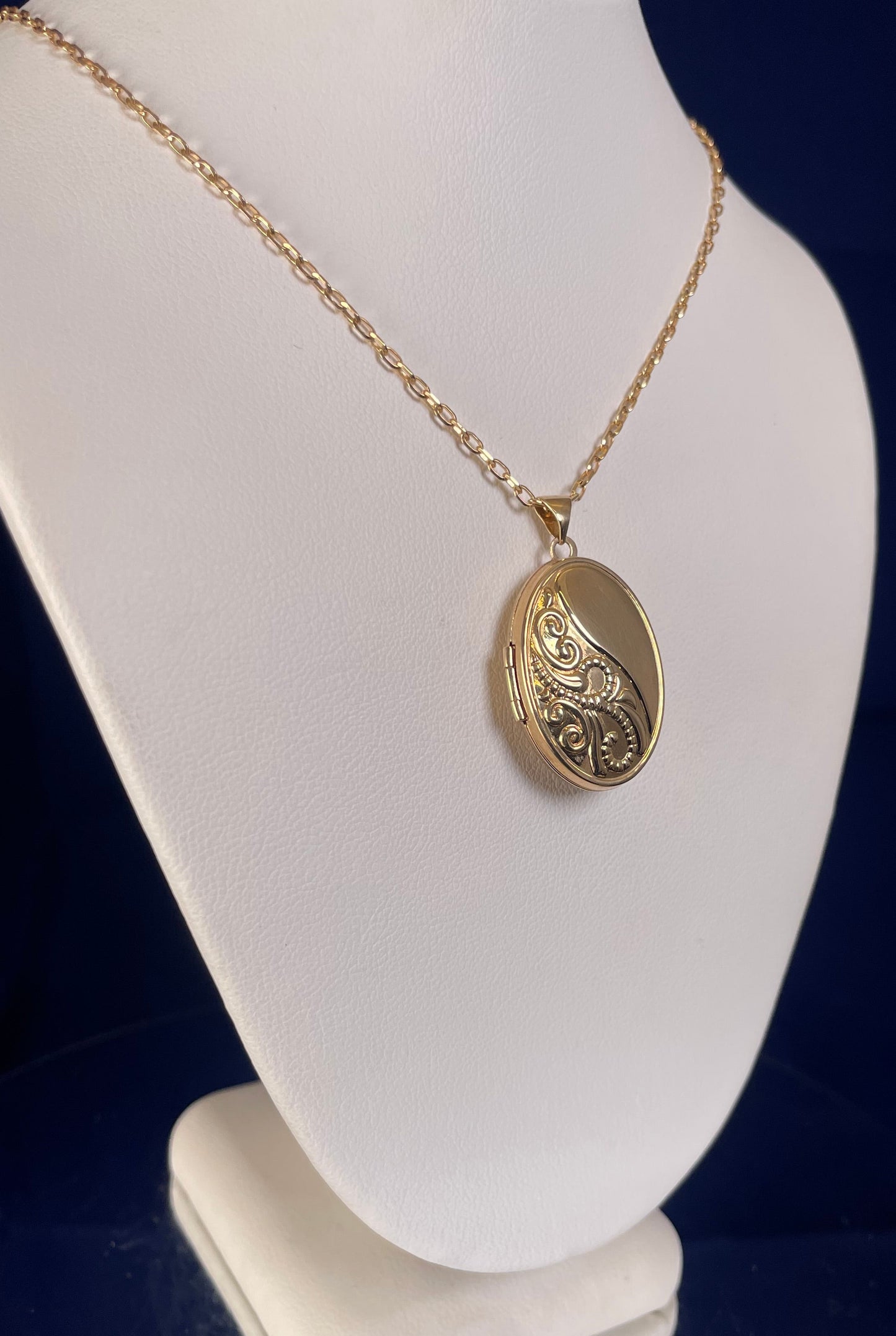 9ct Yellow Gold Oval Patterned Locket