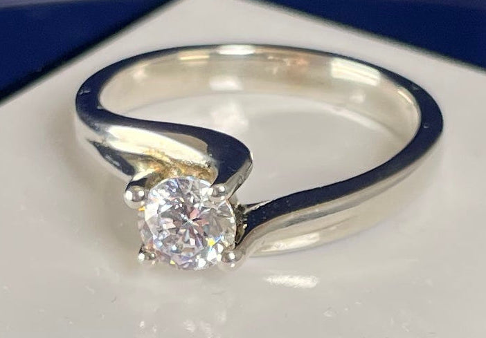 Brilliant Cut Cubic Zirconia Twist Shoulder Ring