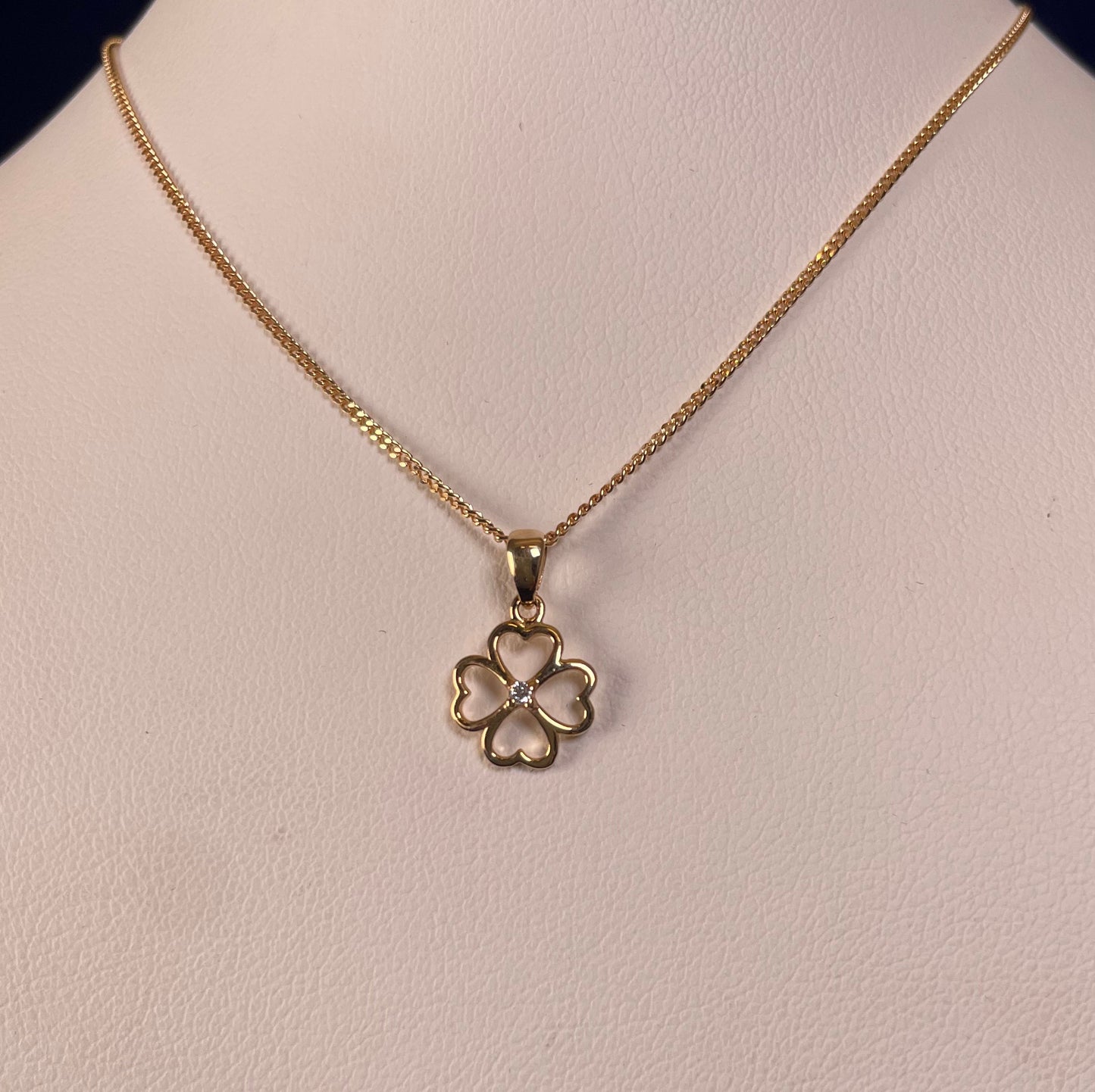 9ct Yellow Gold Clover Pendant with Diamond Chip