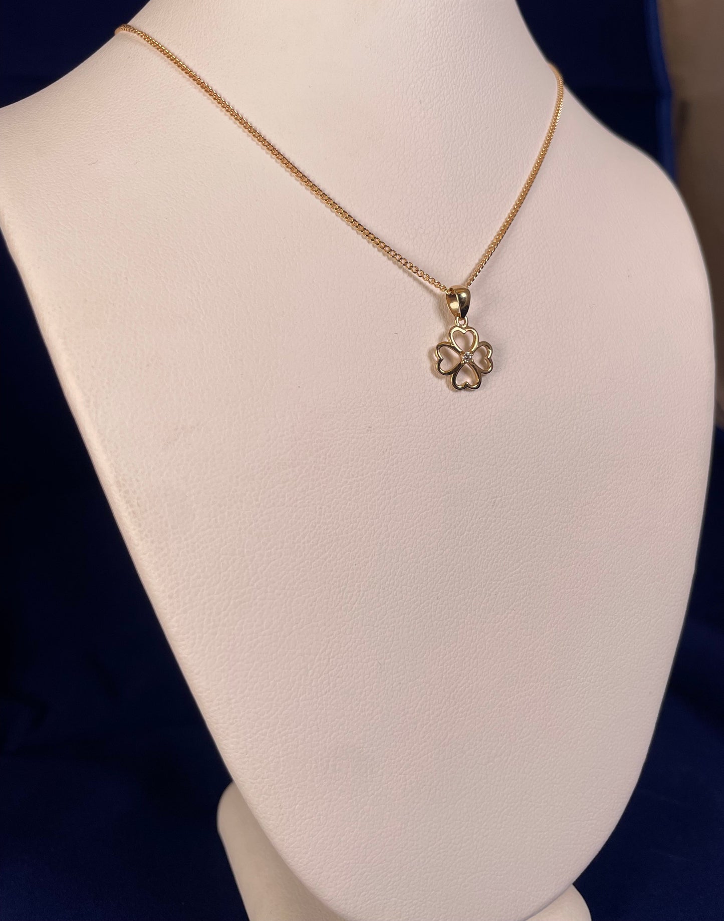 9ct Yellow Gold Clover Pendant with Diamond Chip
