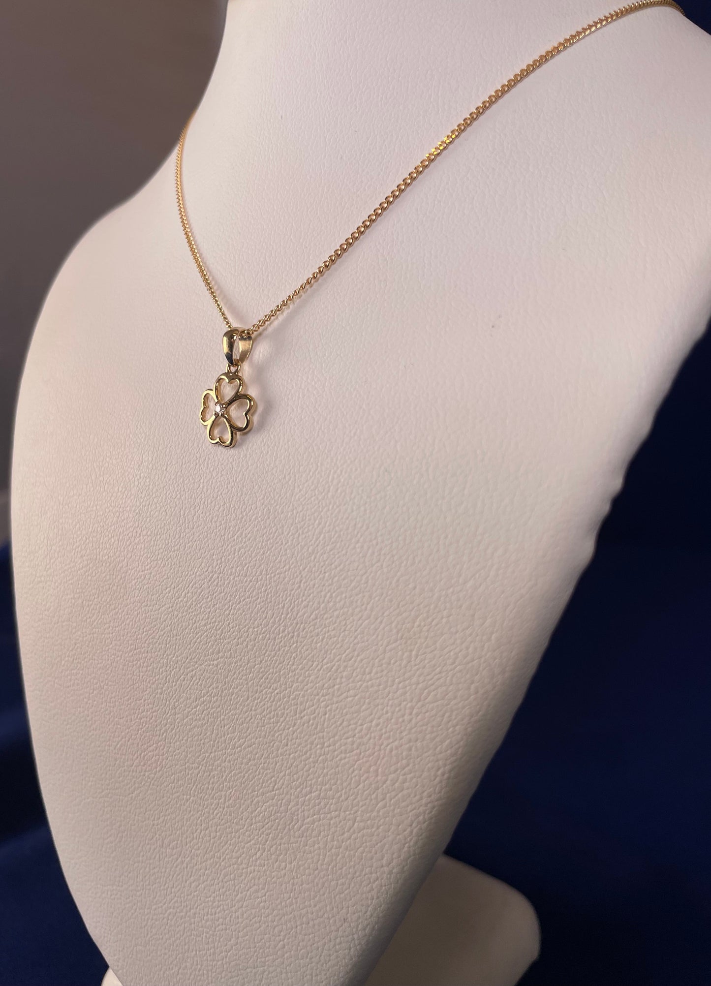 9ct Yellow Gold Clover Pendant with Diamond Chip